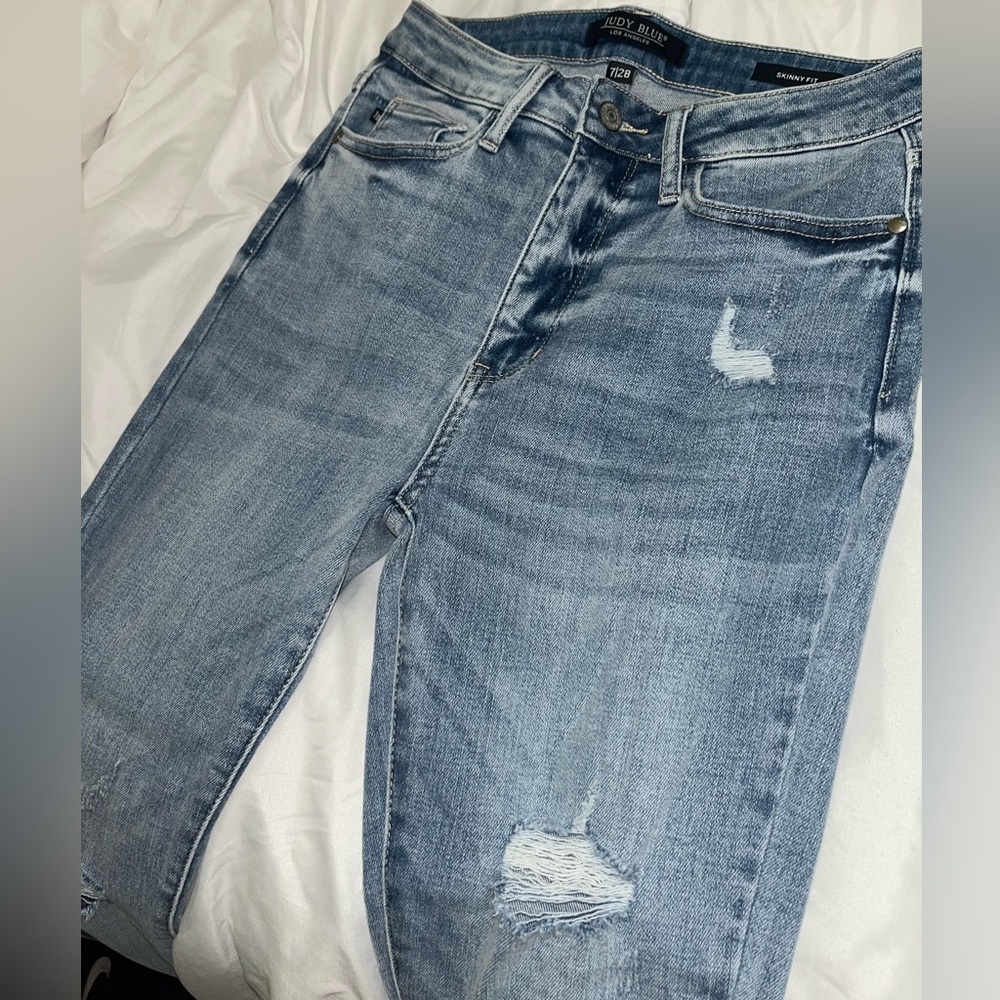 Judy Blue- Distressed Light Size 7